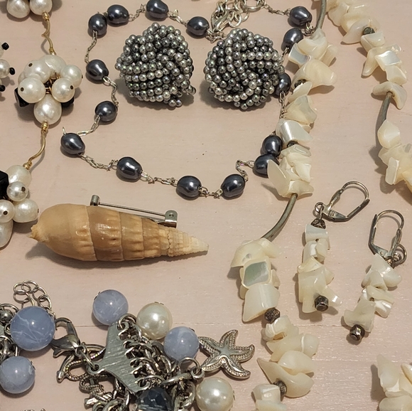 ๐๐โโ๏ธVintage Jewelry Lot Sea, Summer Real Pearls, Mother Of Pearl Earrings - Picture 6 of 10